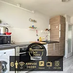 Cosy, Spacieux Avec 3 Et Espaces De Travail - Pres Bas *
